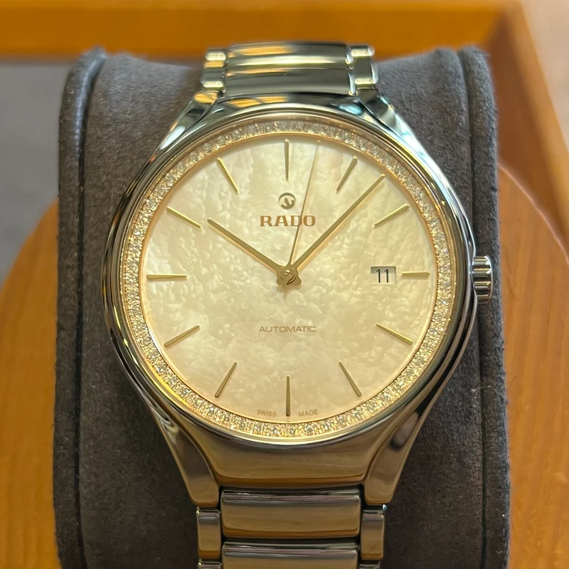 Rado Cadran en nacre véritable, date automatique, lunette sertie de diamants 763.0057.3.085