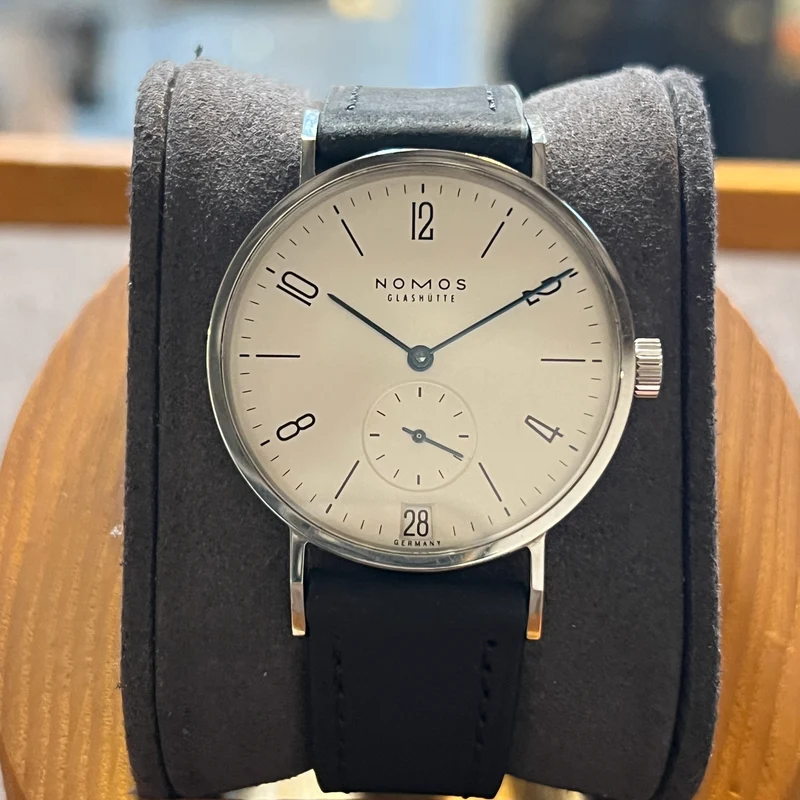 Nomos Tangente Datum mécanique cadran argenté