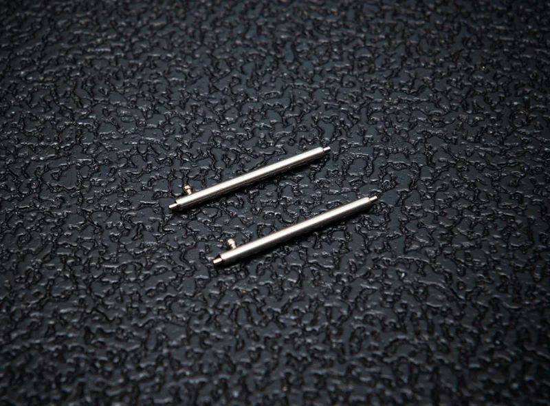 Quick- release spring bars (x2)
