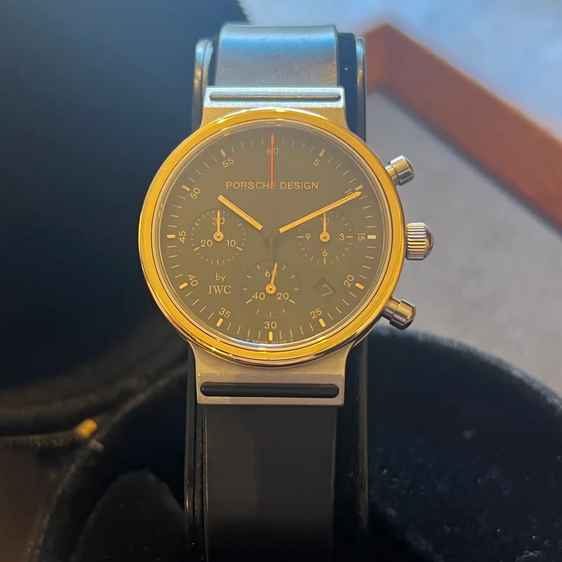IWC Porsche Design Montre chronographe à quartz avec lunette dorée, ensemble complet 3720