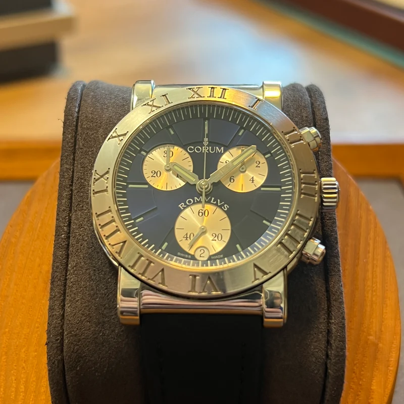 Corum Chronographe Romulus à quartz, ensemble complet 396.701.20