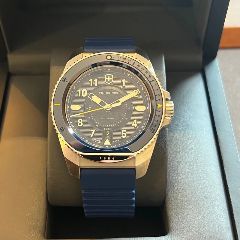 Coffret complet Victorinox Journey 1884 04-2023 241980.1