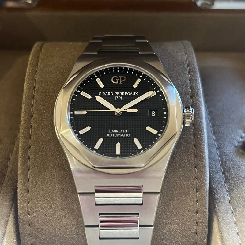 Girard-Perregaux Laureato Cadran Noir Ensemble Complet 81005-11-632-11A