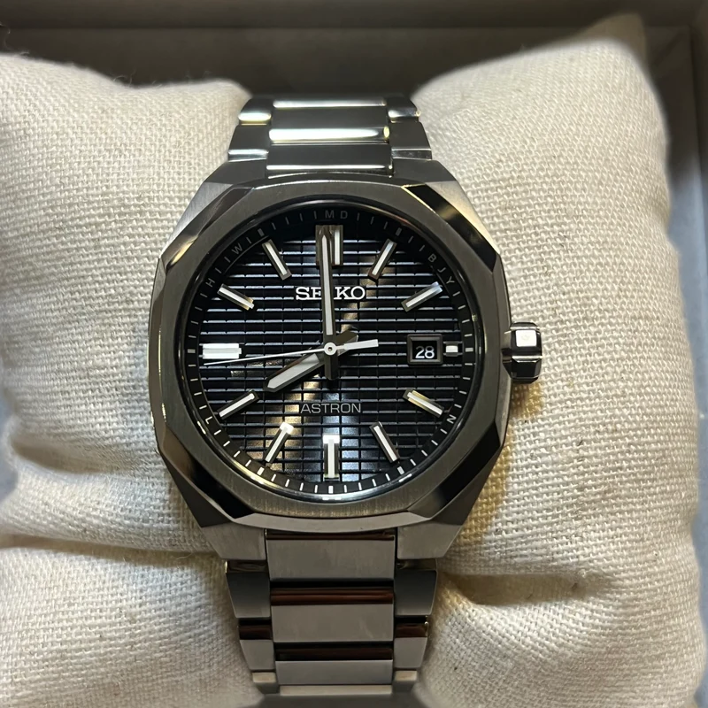 Seiko Astron Titane Solar Cadran Noir Ensemble Complet SBXY063