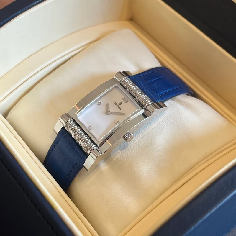 Corum Or blanc 750 diamants et saphir bleu