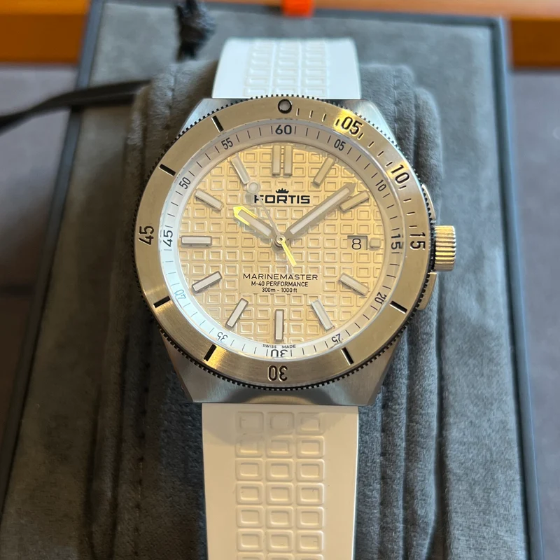 Fortis Montre Marinemaster M-40 avec cadran blanc, ensemble complet F812.0009